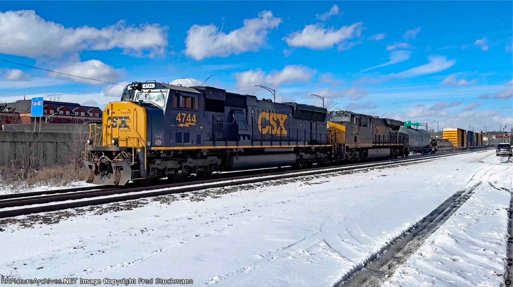 CSX 4744 leads M369.